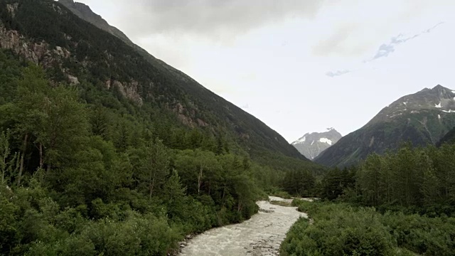 追踪一条流经阿拉斯加山脉的河流视频素材