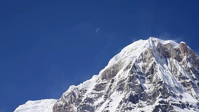 靠近安纳普尔纳I山与月亮视频下载