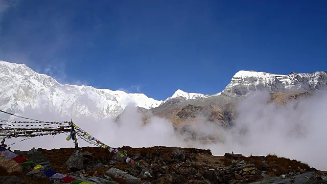 经幡旗和安纳普尔纳山脉的背景视频下载