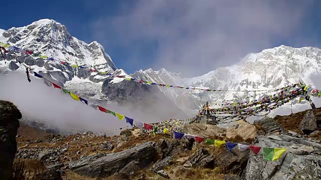 经幡旗和安纳普尔纳山脉的背景视频下载