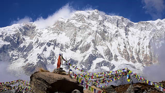 经幡旗和安纳普尔纳山脉的背景视频下载