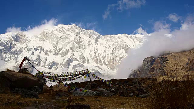 经幡旗和安纳普尔纳山脉的背景视频素材