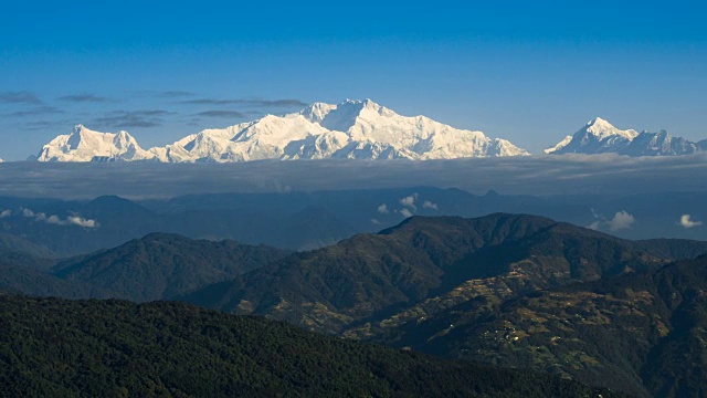 TL, PR，康城章嘉山高山脉与云移动视频素材