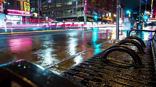 市中心十字路口在一个雨夜-时间流逝视频素材