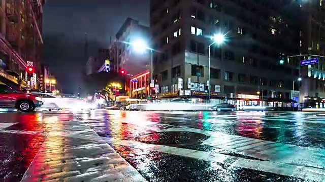 市中心交通在一个雨夜在洛杉矶-时间流逝视频素材