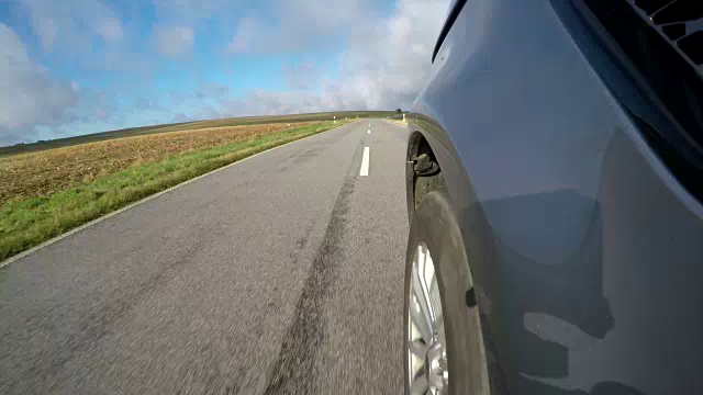 POV，在乡村道路上行驶的汽车视频素材