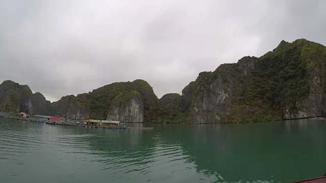 在越南下龙湾海上巡航的船只视频素材