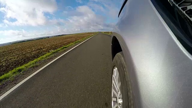 POV，在乡村道路上行驶的汽车视频素材