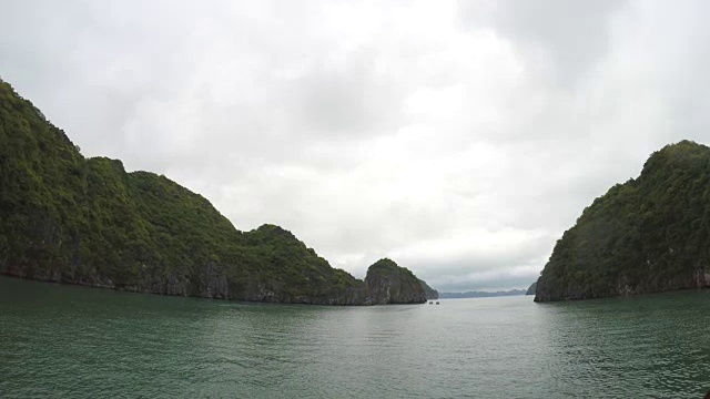 在越南下龙湾海上巡航的船只视频素材