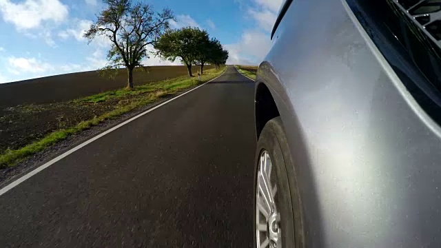 POV，在乡村道路上行驶的汽车视频素材