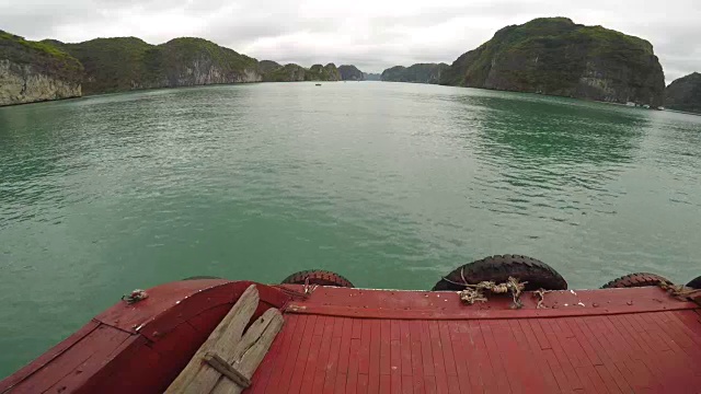 下龙湾，越南-游船在千岛湾视频素材