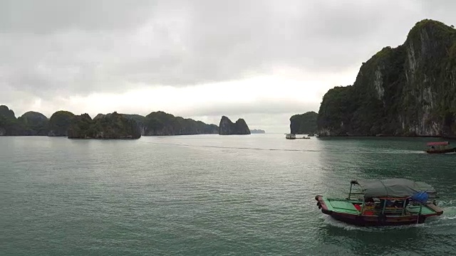 下龙湾，越南-游船在千岛湾视频素材