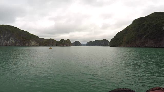 下龙湾，越南-游船在千岛湾视频素材