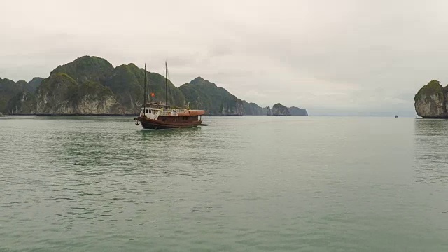 下龙湾，越南-游船在千岛湾视频素材