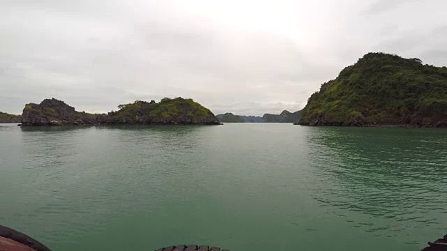 下龙湾，越南-游船在千岛湾视频素材