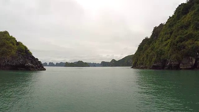 下龙湾，越南-游船在千岛湾视频素材