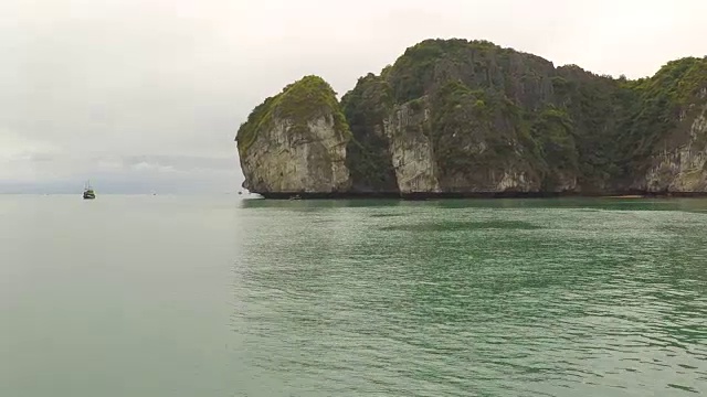 下龙湾，越南-游船在千岛湾视频素材