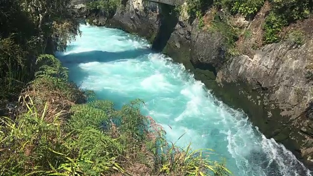 冰蓝色的怀卡托河在胡卡瀑布视频下载