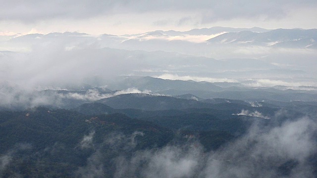 山上有晨雾，山上有雾视频素材