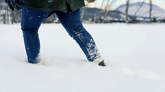 在雪地里行走视频素材