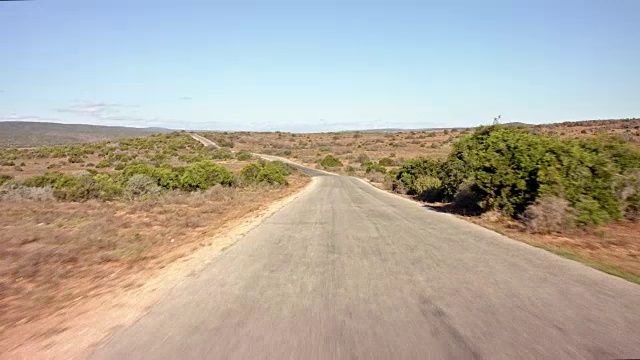 司机POV -慢行/空路-第5部分:铺好的路/低地视频素材