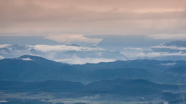 日出与雾和移动的雾在山上，延时视频素材