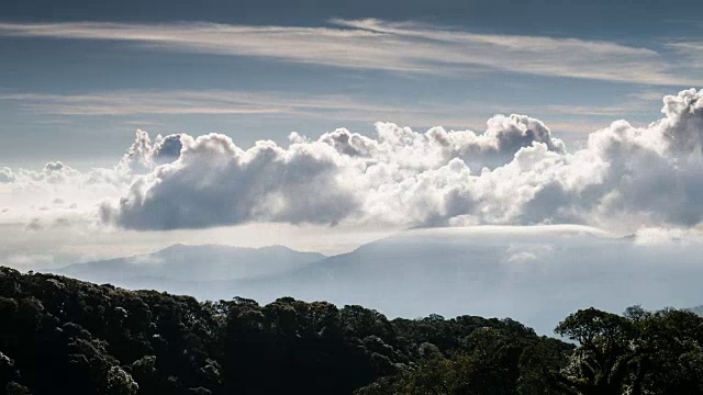 日出与雾和移动的雾在山上，延时视频素材