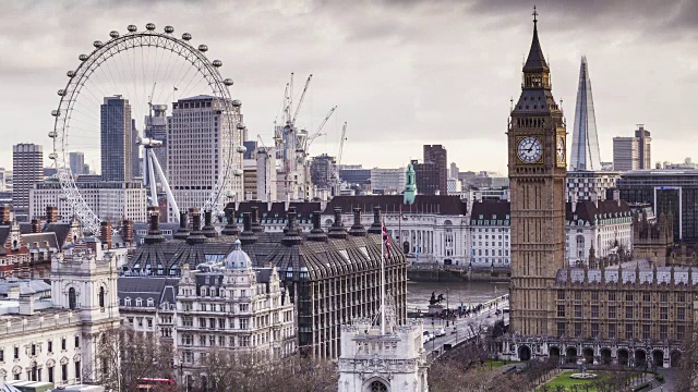 英国议会大厦和伦敦眼上空的灰暗天空。视频下载