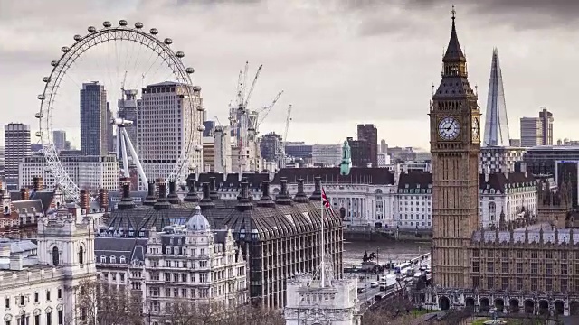 英国议会大厦和伦敦眼上空阴郁的天空。视频下载