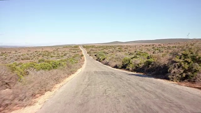 司机POV -慢行/空路-第6部分:铺好的路/灌木丛/直走视频素材