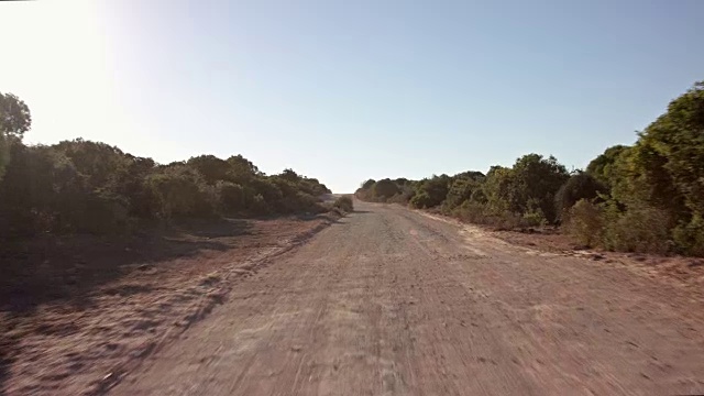 司机POV -慢车/空路-第14部分:土路/镜头光晕/翻山越岭视频素材