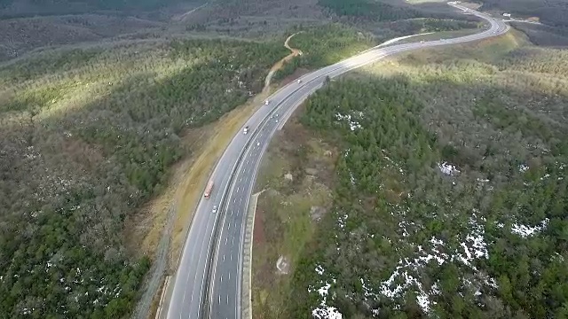 航拍:森林附近的高速公路视频素材