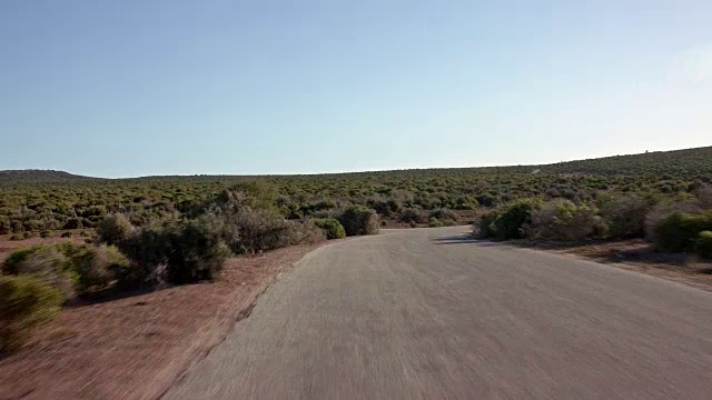 驾驶员POV -正常速度驾驶/空道路-第3部分:铺好的道路/镜头眩光视频素材