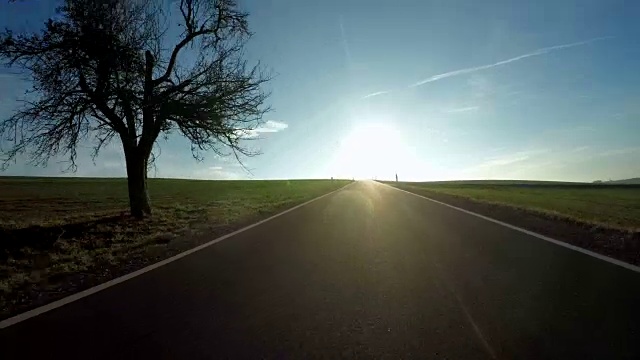 POV，在乡村道路上行驶的汽车视频素材