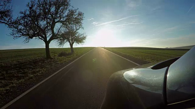 POV，在乡村道路上行驶的汽车视频素材