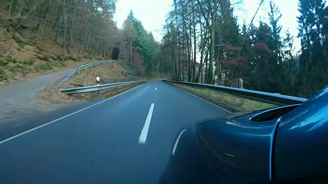 POV，在乡村道路上行驶的汽车视频素材