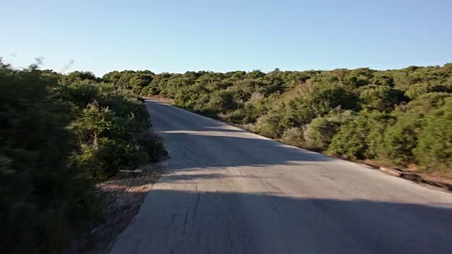 司机POV -正常速度驾驶/空路-9部分:铺好的路/上山和翻山视频素材