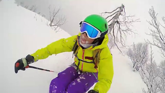 POV女子滑雪道外下山视频素材