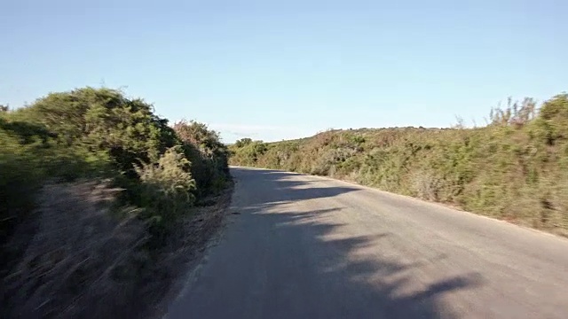 司机POV -正常速度驾驶/空道路-部分8:铺好的道路/山视频素材