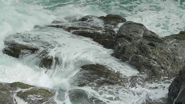 海浪对岩石ECU视频素材