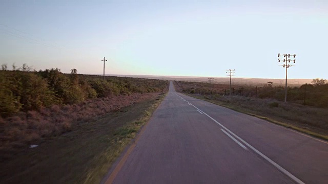 司机POV -正常速度驾驶/空道路-部分13:高速公路/日落视频素材