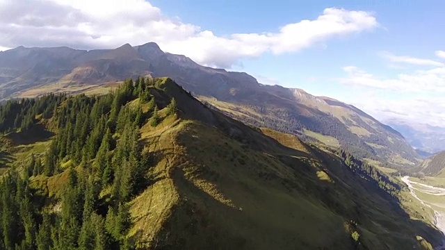 高速无人机飞过高山草甸视频素材