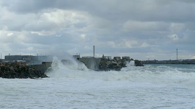 海岸上波涛汹涌视频素材