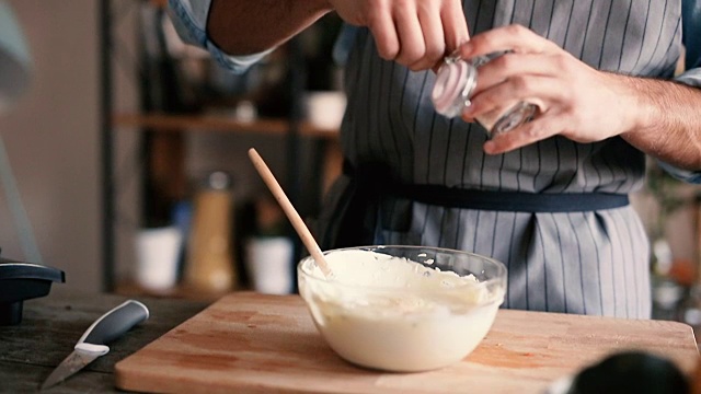 年轻人使用香料视频素材