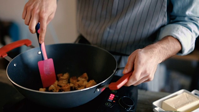 在平底锅里煎肉的特写视频素材