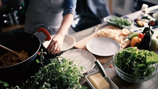 用调羹搅拌食物视频购买