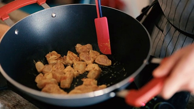 人在锅里搅拌肉视频素材