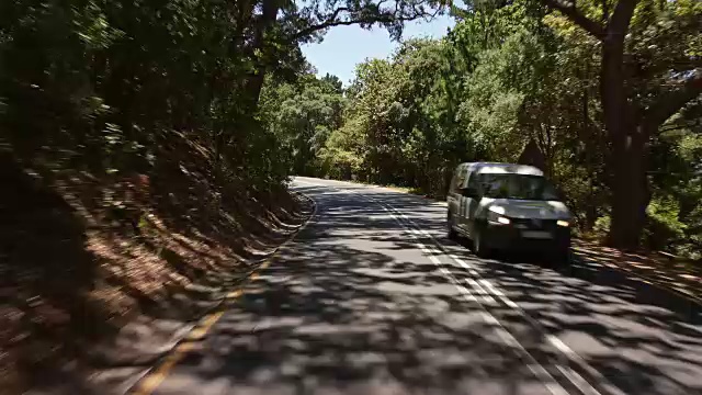 司机POV -第三部分:开普敦外的道路-树木排成许多其他汽车在拍摄中视频素材