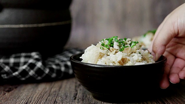 Sogogimudolsotbap牛肉萝卜石锅饭(韩国传统食物)内的饭碗视频素材