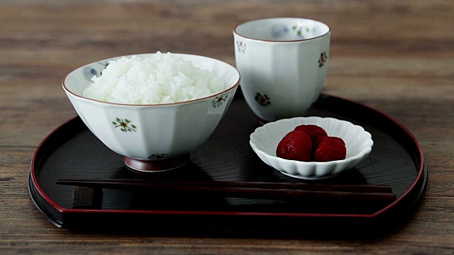 米与茶水(rice and Ochazuke)和日本杏子(ummeboshi)(日本传统食品)视频素材